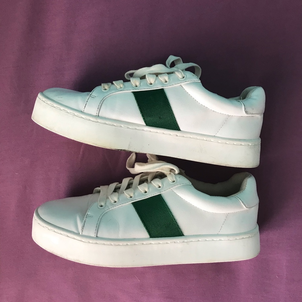 Retro women’s sneaker with green stripe